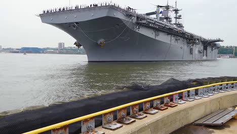 El-Buque-De-Asalto-Anfibio-Uss-Kearsarge-Llega-Al-Muelle-88-En-El-Centro-De-Manhattan-Para-La-Semana-De-La-Flota