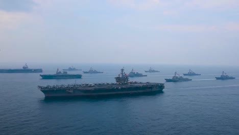 Eine-Antenne-über-Der-US-amerikanischen-Carl-Vinson-Streikgruppe,-Die-Sich-über-Das-Japanische-Meer-Bewegt