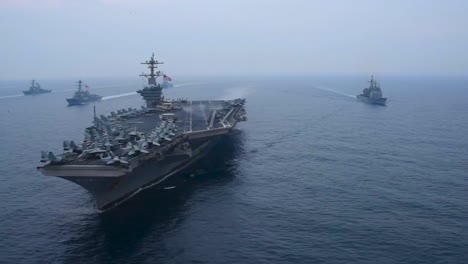 Eine-Antenne-über-Der-US-amerikanischen-Carl-Vinson-Streikgruppe,-Die-Sich-über-Das-Japanische-Meer-Bewegt-2