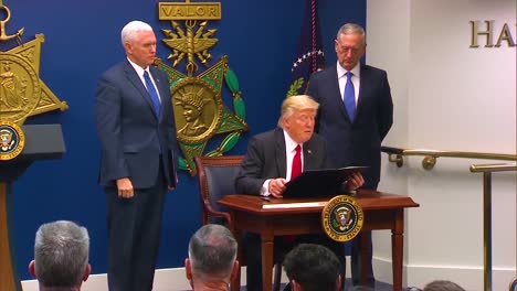 Präsident-Donald-Trump-Unterzeichnet-Ein-Gesetz-Zum-Schutz-Der-USA-Vor-Terrorismus,-Während-Vizepräsident-Pence-Und-Verteidigungsminister-Jim-Mattis-Zuschaut