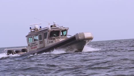 Una-Toma-De-Cámara-Lenta-De-Un-Barco-De-La-Guardia-Costera-De-Dominica-En-Mares-Agitados