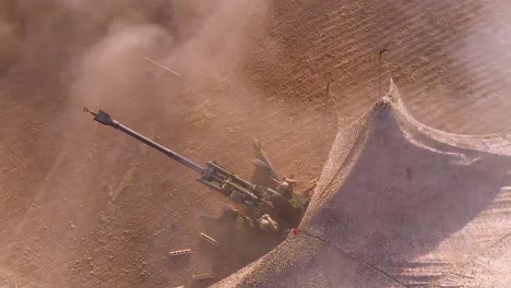 Antena-De-Soldados-Disparando-Artillería-Pesada-En-El-Campo-De-Batalla-2