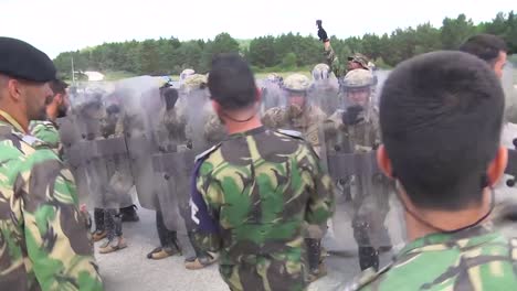 Bereitschaftspolizei-übt-Kampfübungen-Gegen-Demonstranten