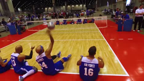 Behinderte-Und-Behinderte-Veteranen-Treten-Im-Volleyball-In-Den-Verwundeten-Kriegerspielen-Der-Luftwaffe-An