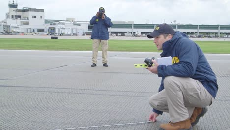 Feldforscher-Des-Ntsb-Dokumentieren-Die-Trümmer-Eines-Frachtflugzeugabsturzes-Am-Flughafen-Charleston-Yeager-1