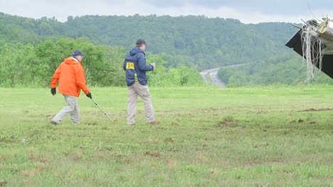 Feldforscher-Des-Ntsb-Dokumentieren-Die-Trümmer-Eines-Frachtflugzeugabsturzes-Am-Flughafen-Charleston-Yeager-3