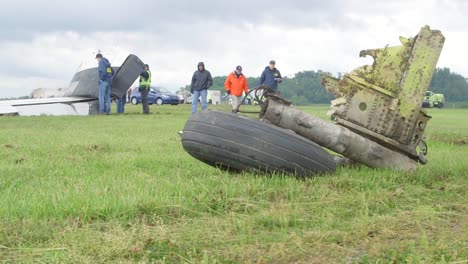 Feldforscher-Des-Ntsb-Dokumentieren-Die-Trümmer-Eines-Frachtflugzeugabsturzes-Am-Flughafen-Charleston-Yeager-4