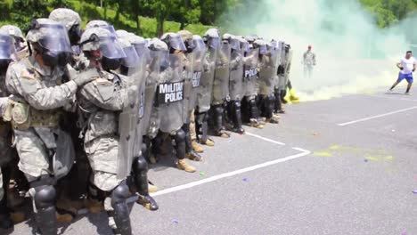 La-Policía-Militar-De-La-Guardia-Nacional-De-Carolina-Del-Norte-Organiza-Un-Motín-Simulado-En-La-Universidad-De-Carolina-Occidental