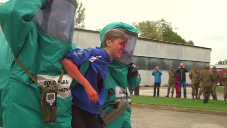 Wir-Soldaten-Helfen-Einem-Bosnischen-Jungen-Mit-Simulierten-Wunden-Im-Rahmen-Einer-Übung