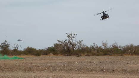 Ein-Marinehubschrauber-Landet-In-Der-Kalifornischen-Wüste