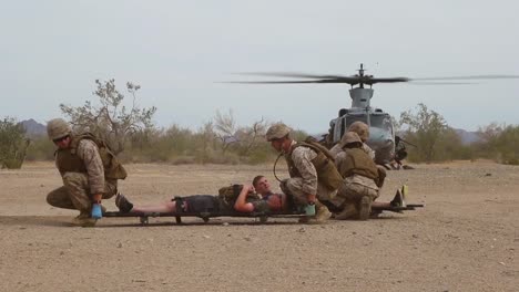 Wir-Marines-Nehmen-An-Einer-Trainingsübung-Teil,-Bei-Der-Sie-Simulierte-Verletzungen-Behandeln-Müssen