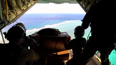 Flieger-Der-Königlichen-Australischen-Luftwaffe-Nehmen-An-Der-Operation-Christmas-Drop-Teil,-Die-Lieferungen-Per-Fallschirm-über-Den-Ozean-Von-Einem-C130j-Super-Hercules-Schickt