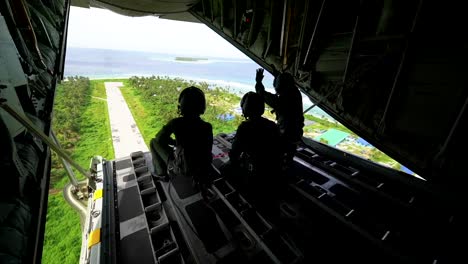 Flieger-Der-Japanischen-Luftwaffe-Liefern-Im-Rahmen-Der-Operation-Christmas-Drop-Lieferungen-Mit-Dem-Fallschirm-über-Inseln-Ab