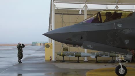 Ein-Us-Air-Force-F35a-Lightning-Ii-Wird-Aus-Einem-Hangar-Des-Kunsan-Air-Base-In-Südkorea-Geführt