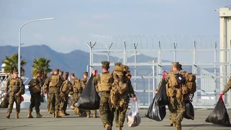 Los-Marines-Estadounidenses-Son-Transportados-En-Autobús-Y-Por-El-Barco-De-La-Marina-Estadounidense-Guam