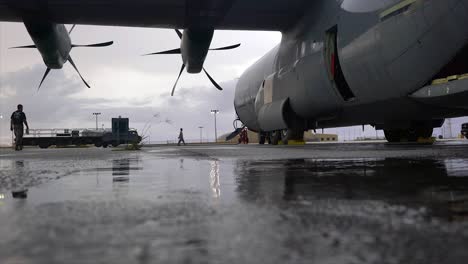 Fracht-Wird-Auf-Der-Yokota-Air-Base-In-Japan-An-Einem-Usaf-Flugzeug-Vorbeigerollt,-Um-Den-Weihnachtstropfen-Zu-Betreiben