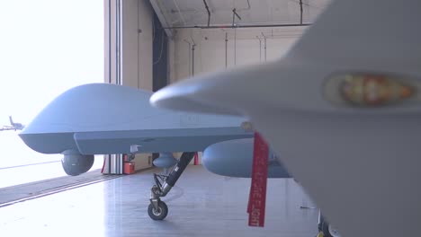 Se-Muestra-Una-Segadora-Mq9-En-Un-Hangar