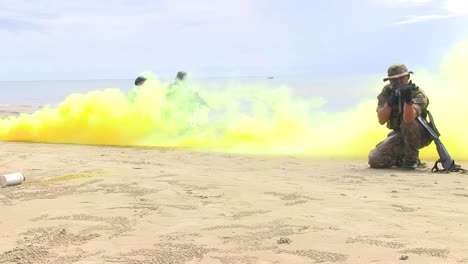 Wir-Marinesoldaten-Warten-Im-Feld-Auf-Den-Beginn-Einer-Trainingsübung-In-Malaysia