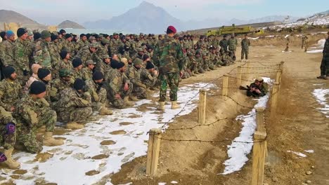 Un-Instructor-En-El-Campamento-Comando-Kabul-Muestra-A-Los-Soldados-Cómo-Superar-Un-Obstáculo-De-Cable-Bajo