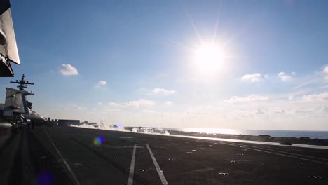 Un-Avión-Se-Mueve-Para-Despegar-Desde-La-Cubierta-Del-Uss-George-Hw-Bush