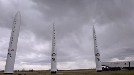 Icbms-Stehen-An-Einem-Bewölkten-Tag-Auf-Dem-Luftwaffenstützpunkt-Vandenberg