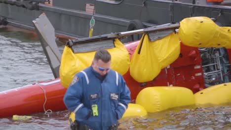 Ntsb-Investigators-Raise-A-Helicopter-Which-Crashed-Into-The-East-River-New-York-City-1