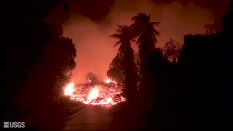 Nachtaufnahmen-Des-Ausbruchs-Des-Vulkans-Kilauea-Im-Jahr-2018-Auf-Der-Hauptinsel-Von-Hawaii,-Der-Eine-Straße-Bedeckt