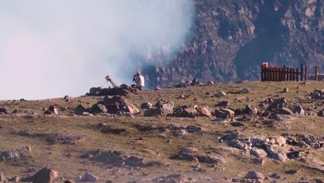 Investigadores-Trabajan-En-El-Borde-Del-Volcán-Kilauea-Para-Estudiar-El-Flujo-De-Magma-En-El-Lago-De-Lava-En-El-Observatorio-Del-Volcán-Hawaiano-Hawaii