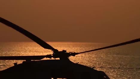 Un-Halcón-Marino-Mh60s-Despega-Del-Uss-Theodore-Roosevelt-Al-Atardecer