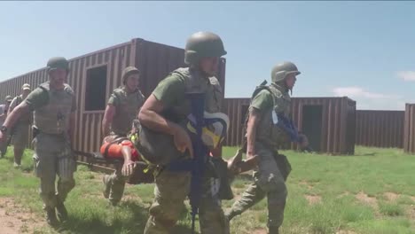 Im-Rahmen-Einer-Trainingsübung-Bei-Kanonen-Müssen-Afb-flieger-Einen-Verwundeten-Kameraden-Durch-Einen-Gasangriff-Tragen