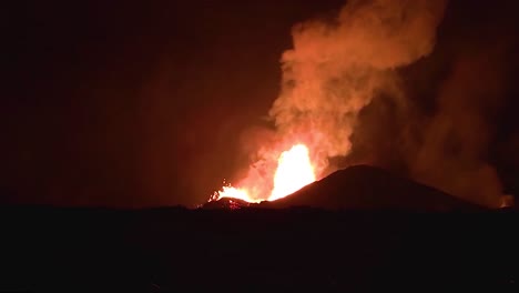 Erstaunliche-Nachtaufnahmen-Vom-Ausbruch-Des-Vulkans-Kilauea-Im-Jahr-2018-Auf-Der-Hauptinsel-Von-Hawaii,-Einschließlich-Lavawellen-3