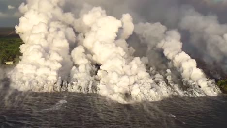 Erstaunliche-Luft-über-Rauchen-Kochender-Lava-Und-Rauch-Während-Des-Ausbruchs-Des-Vulkans-Kilauea-In-Hawaii-2018