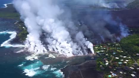 Increíble-Antena-Sobre-Humeante-Lava-Hirviendo-Y-Humo-Durante-La-Erupción-De-2018-Del-Volcán-Kilauea-En-Hawaii-1