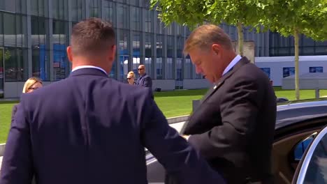 El-Primer-Ministro-De-Rumania,-Klaus-Iohannis,-Llega-A-La-Cumbre-De-La-OTAN-En-Bruselas,-Bélgica