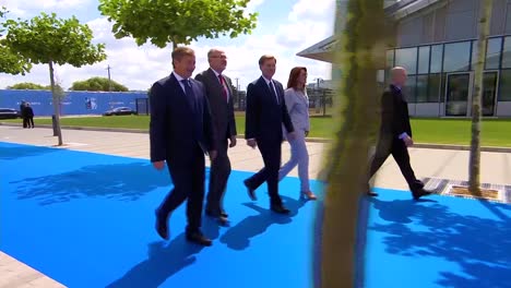 El-Primer-Ministro-De-Eslovenia,-Klaus-Iohannis,-Llega-A-La-Cumbre-De-La-OTAN-En-Bruselas,-Bélgica
