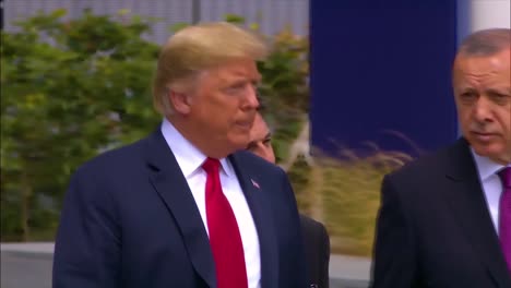 El-Presidente-Estadounidense,-Donald-Trump,-Camina-Con-El-Primer-Ministro-De-Portugal,-Ant-Nio-Costa,-En-La-Cumbre-De-La-Otan-En-Bruselas,-Bélgica
