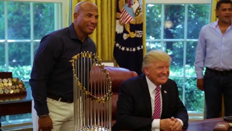 El-Equipo-De-Béisbol-Del-Campeonato-De-Los-Cubs-De-Chicago-Visita-La-Casa-Blanca-Y-Se-Reúne-Con-El-Presidente-Donald-Trump