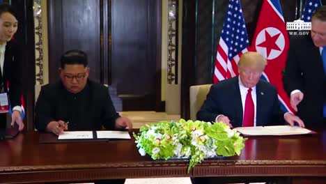 El-Presidente-Estadounidense,-Donald-Trump,-Y-El-Dictador-Norcoreano,-Kim-Jong-Un,-Firman-Un-Documento-Durante-Su-Histórica-Cumbre-De-Singapur-3