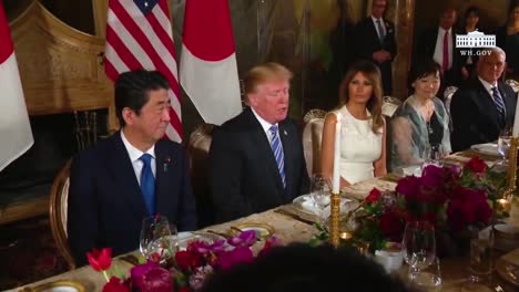 Präsident-Donald-Trump-Und-Der-Japanische-Premierminister-Shinzo-Abe-Nehmen-An-Einer-Pressekonferenz-Während-Eines-Staatsbesuchs-In-Mar-A-Lago-In-Florida-Teil