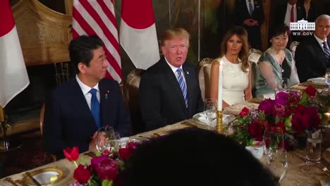 Präsident-Donald-Trump-Und-Der-Japanische-Premierminister-Shinzo-Abe-Nehmen-An-Einer-Pressekonferenz-Während-Eines-Staatsbesuchs-In-Mar-A-Lago-In-Florida-Teil-1