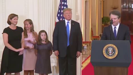 Breet-Kavanaugh,-Nominado-A-La-Justicia-De-La-Corte-Suprema-De-Estados-Unidos,-Habla-En-Su-Ceremonia-De-Nominación-En-La-Casa-Blanca-Con-El-Presidente-Donald-Trump-Mirando-1