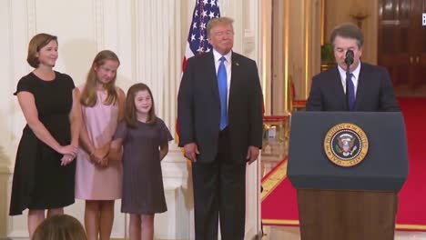 Breet-Kavanaugh,-Nominado-A-La-Justicia-De-La-Corte-Suprema-De-Estados-Unidos,-Habla-En-Su-Ceremonia-De-Nominación-En-La-Casa-Blanca-Con-El-Presidente-Donald-Trump-Mirando-En-5