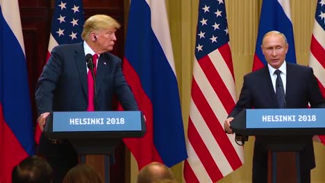 El-Presidente-De-Los-Estados-Unidos,-Donald-Trump,-Celebra-Una-Conferencia-De-Prensa-Desastrosa-Y-Muy-Criticada-Con-La-Federación-De-Rusia-Vladimir-Putin-Tras-Su-Cumbre-En-Helsinki-Finlandia-Putin-Dice-Que-Su-Agencia-De-Inteligencia-Interrogará-A-Mueller