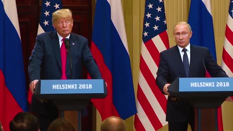 El-Presidente-De-Los-Estados-Unidos,-Donald-Trump,-Celebra-Una-Conferencia-De-Prensa-Desastrosa-Y-Muy-Criticada-Con-La-Federación-De-Rusia-Vladimir-Putin-Tras-Su-Cumbre-En-Helsinki-Finlandia-Putin-Dice-Que-Su-Agencia-De-Inteligencia-Interrogará-A-Mueller-2