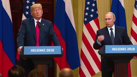 El-Presidente-De-Los-Estados-Unidos,-Donald-Trump,-Celebra-Una-Conferencia-De-Prensa-Desastrosa-Y-Muy-Criticada-Con-La-Federación-De-Rusia-Vladimir-Putin-Tras-Su-Cumbre-En-Helsinki-Finlandia-Putin-Dice-Que-Ordenó-A-Los-Agentes-Que-Ayudaran-A-La-Campaña-De-Trump