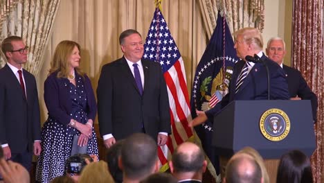 El-Presidente-De-Los-Estados-Unidos,-Donald-Trump,-Jura-Al-Nuevo-Secretario-De-Estado-Mike-Pompeo