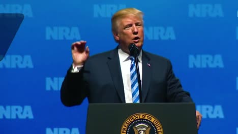 El-Presidente-Estadounidense,-Donald-Trump,-Habla-Con-La-Nra-Sobre-Los-Derechos-De-Armas-De-La-Segunda-Enmienda-Y-Su-Creencia-En-El-Estado-De-Derecho.