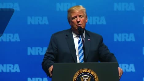 US-Präsident-Donald-Trump-Spricht-Mit-Der-Nra-Und-Sagt,-Dass-Schwach-Zu-Sein,-Einen-Nuklearen-Krieg-Bringt