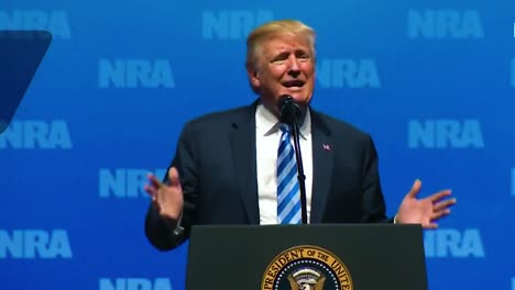 US-Präsident-Donald-Trump-Spricht-Mit-Der-Nra-Und-Sagt,-Dass-London-Waffen-Verboten-Hat,-Jetzt-Stechen-Sie-Sich-Gegenseitig-Mit-Messern