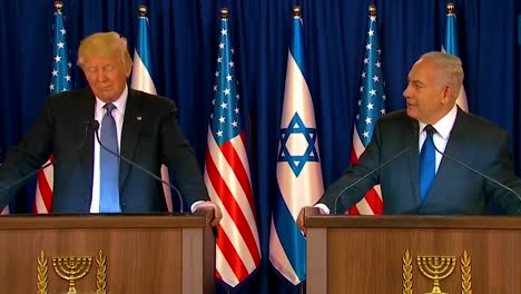US-Präsident-Donald-Trump-Und-Israels-Premierminister-Benjamin-Netanjahu-Tauschen-Sich-Während-Des-Präsidentenbesuchs-In-Jerusalem-An-Der-Westmauer-Aus